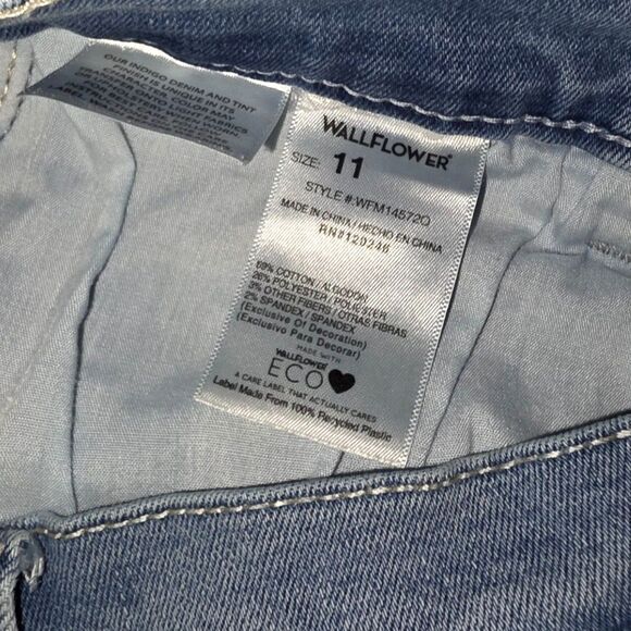 Wallflower Fearless Curvy Super High Rise Raw Hem Cropped Bootcut Jeans Size 11 - Picture 4 of 6